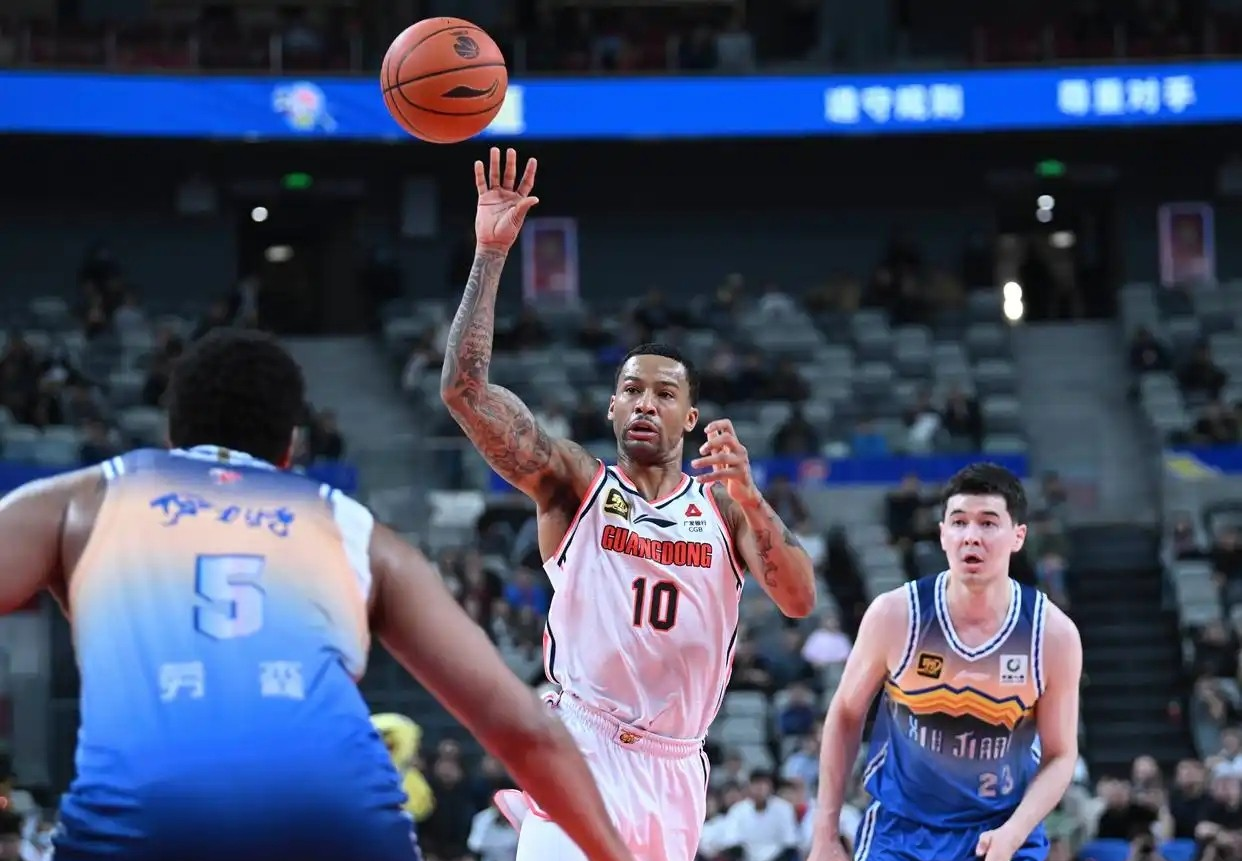 广东宏远今晚官宣签约，志在亚冠名次提升，气氛紧张，年轻球员得到机会(广东宏远球员名单)