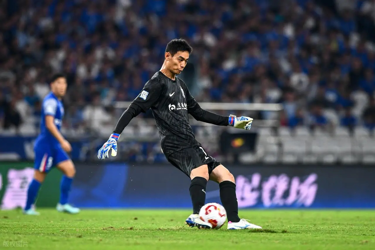 足总杯赛程吃紧，上海申花国际比赛日迎来里程碑，赛场秩序良好，轮换策略成焦点的简单介绍